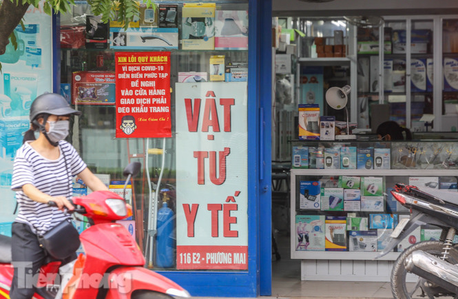 Phố thuốc lớn nhất Hà Nội thưa vắng trước 'lệnh' đeo khẩu trang nơi công cộng ảnh 5