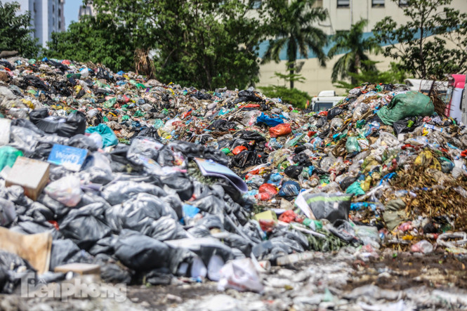 Rác ùn ứ, chất cao như ‘núi' ở trung tâm Thủ đô ảnh 3