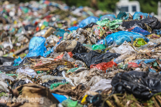 Rác ùn ứ, chất cao như ‘núi' ở trung tâm Thủ đô ảnh 8