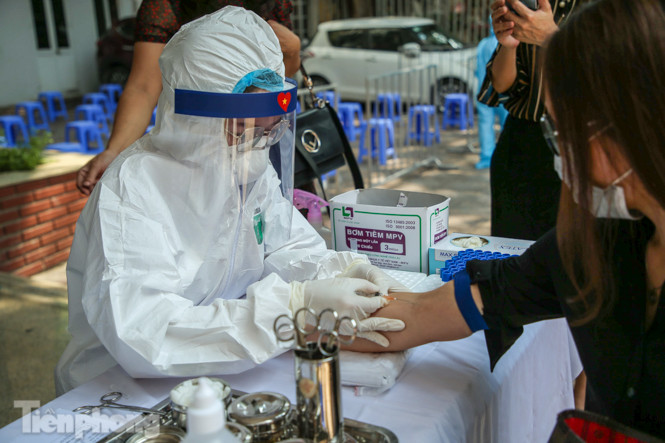 Hà Nội bắt đầu xét nghiệm nhanh COVID-19 với hơn 2 vạn người ảnh 22