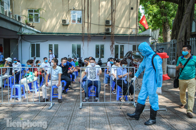 Hà Nội bắt đầu xét nghiệm nhanh COVID-19 với hơn 2 vạn người ảnh 20