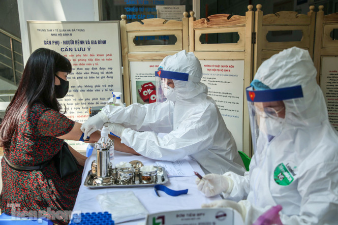 Hà Nội bắt đầu xét nghiệm nhanh COVID-19 với hơn 2 vạn người ảnh 23