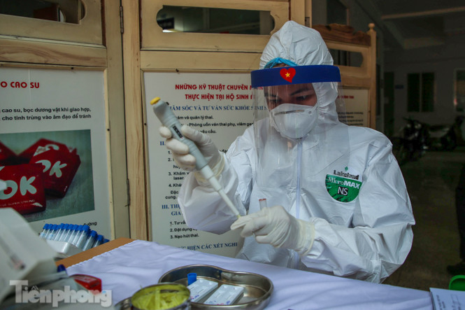 Hà Nội bắt đầu xét nghiệm nhanh COVID-19 với hơn 2 vạn người ảnh 27