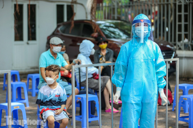 Hà Nội bắt đầu xét nghiệm nhanh COVID-19 với hơn 2 vạn người ảnh 29