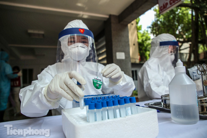 Hà Nội bắt đầu xét nghiệm nhanh COVID-19 với hơn 2 vạn người ảnh 21