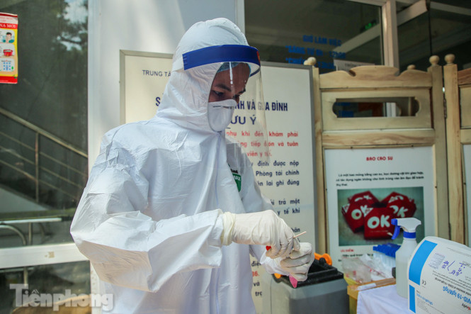 Hà Nội bắt đầu xét nghiệm nhanh COVID-19 với hơn 2 vạn người ảnh 28