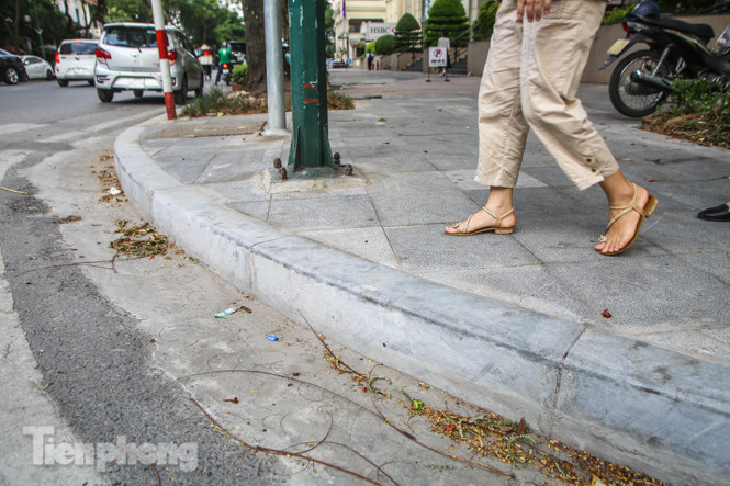 Vỉa hè các tuyến phố vùng 'lõi' Thủ đô thay đổi ra sao sau lát đá tự nhiên? ảnh 6
