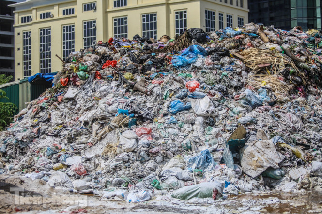 Rác ùn ứ, chất cao như ‘núi' ở trung tâm Thủ đô ảnh 4