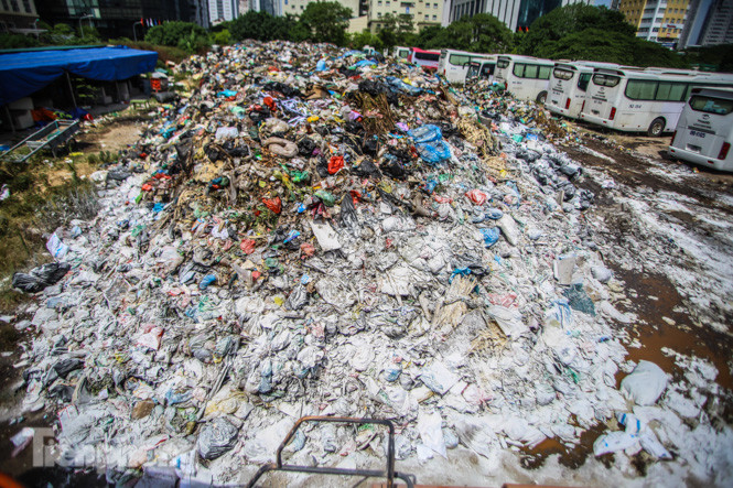 Rác ùn ứ, chất cao như ‘núi' ở trung tâm Thủ đô ảnh 7