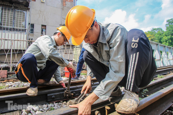 Bắt đầu đục thông tiếp 5 vòm cầu đá ‘trăm tuổi’ trên phố Phùng Hưng ảnh 6