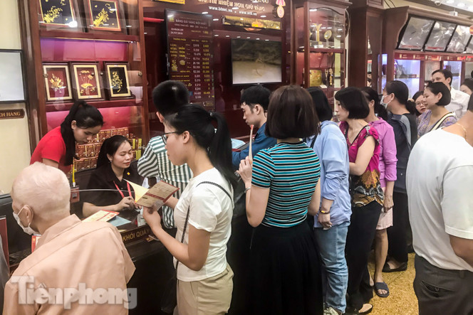 Giá vàng liên tục 'đảo điên', cửa hàng vàng chen chúc người mua kẻ bán ảnh 3