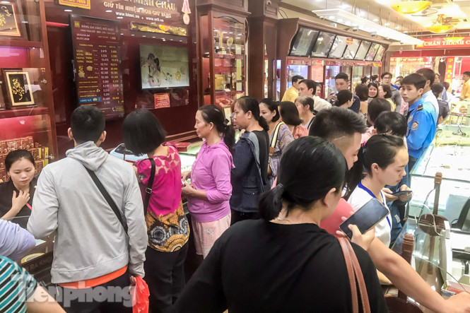 Giá vàng liên tục 'đảo điên', cửa hàng vàng chen chúc người mua kẻ bán ảnh 2
