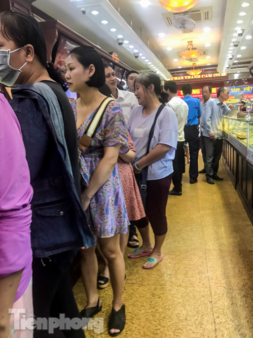 Giá vàng liên tục 'đảo điên', cửa hàng vàng chen chúc người mua kẻ bán ảnh 4