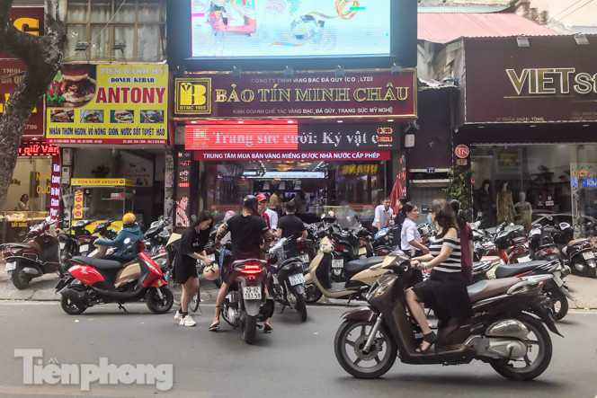 Giá vàng liên tục 'đảo điên', cửa hàng vàng chen chúc người mua kẻ bán ảnh 1