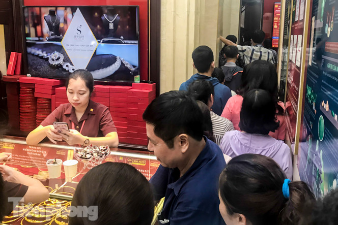 Giá vàng liên tục 'đảo điên', cửa hàng vàng chen chúc người mua kẻ bán ảnh 9