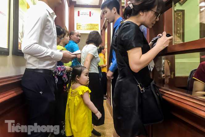 Giá vàng liên tục 'đảo điên', cửa hàng vàng chen chúc người mua kẻ bán ảnh 7