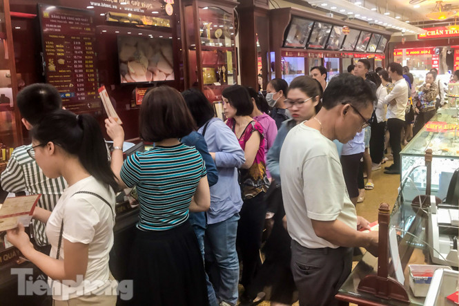 Giá vàng liên tục 'đảo điên', cửa hàng vàng chen chúc người mua kẻ bán ảnh 6