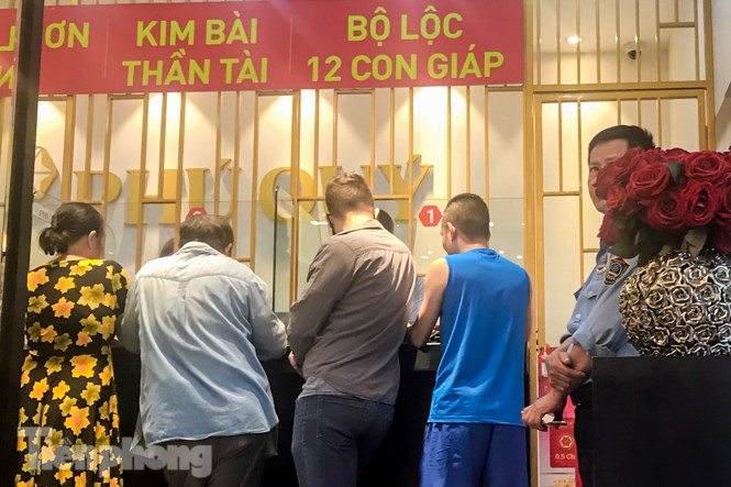 Giá vàng liên tục 'đảo điên', cửa hàng vàng chen chúc người mua kẻ bán ảnh 11