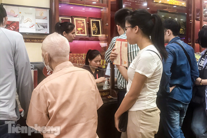Giá vàng liên tục 'đảo điên', cửa hàng vàng chen chúc người mua kẻ bán ảnh 8