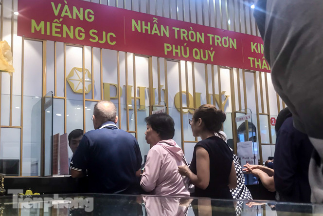 Giá vàng liên tục 'đảo điên', cửa hàng vàng chen chúc người mua kẻ bán ảnh 12