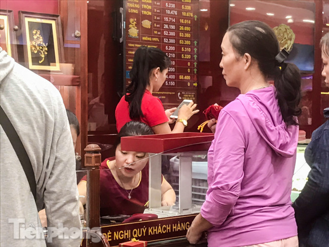 Giá vàng liên tục 'đảo điên', cửa hàng vàng chen chúc người mua kẻ bán ảnh 5