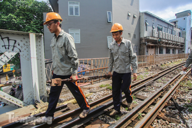 Bắt đầu đục thông tiếp 5 vòm cầu đá ‘trăm tuổi’ trên phố Phùng Hưng ảnh 8