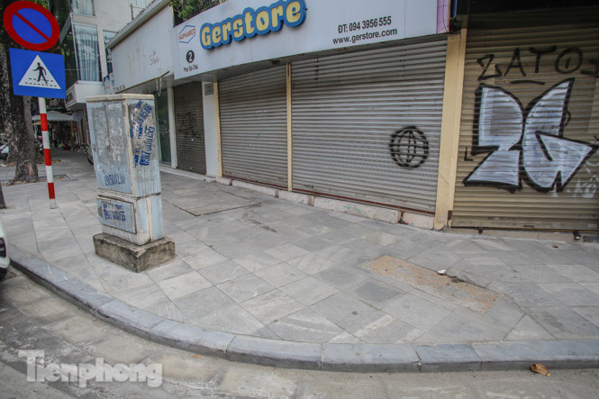 Vỉa hè các tuyến phố vùng 'lõi' Thủ đô thay đổi ra sao sau lát đá tự nhiên? ảnh 2