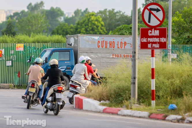 Xe máy nối đuôi nhau đi ngược chiều trên Đại lộ Thăng Long ảnh 2