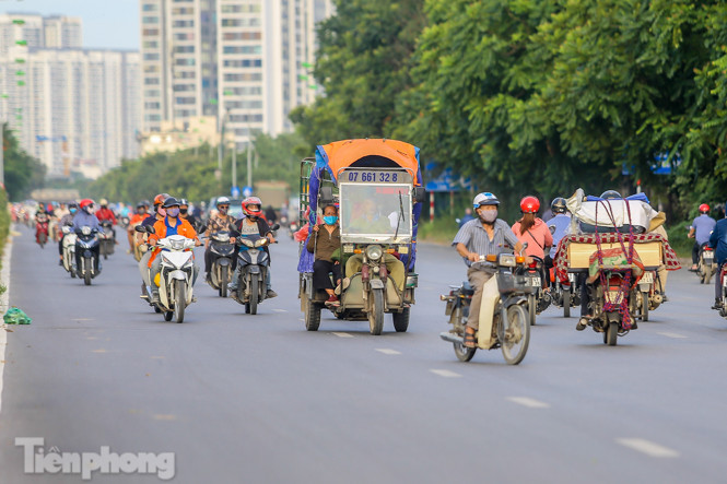 Xe máy nối đuôi nhau đi ngược chiều trên Đại lộ Thăng Long ảnh 9