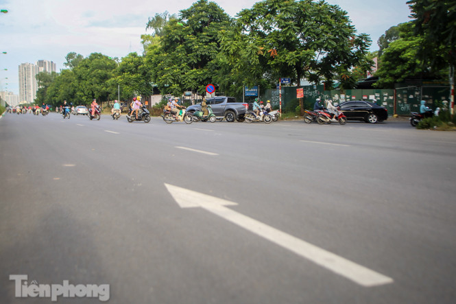 Xe máy nối đuôi nhau đi ngược chiều trên Đại lộ Thăng Long ảnh 10