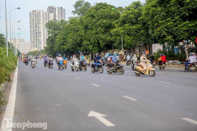 Xe máy nối đuôi nhau đi ngược chiều trên Đại lộ Thăng Long ảnh 7