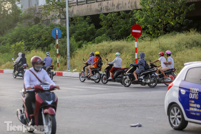 Xe máy nối đuôi nhau đi ngược chiều trên Đại lộ Thăng Long ảnh 5