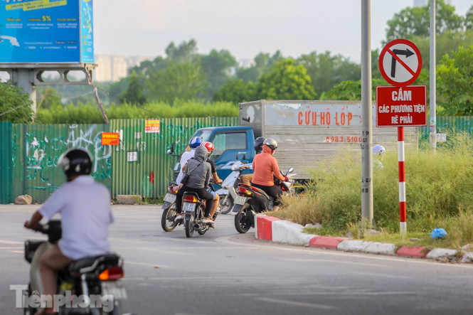 Xe máy nối đuôi nhau đi ngược chiều trên Đại lộ Thăng Long ảnh 1