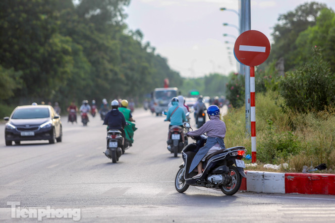 Xe máy nối đuôi nhau đi ngược chiều trên Đại lộ Thăng Long ảnh 3