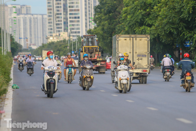 Xe máy nối đuôi nhau đi ngược chiều trên Đại lộ Thăng Long ảnh 12