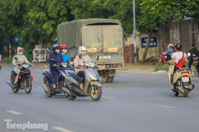 Xe máy nối đuôi nhau đi ngược chiều trên Đại lộ Thăng Long ảnh 11