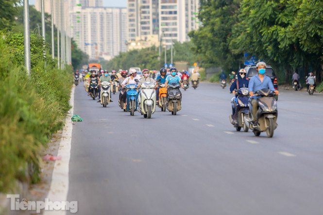 Xe máy nối đuôi nhau đi ngược chiều trên Đại lộ Thăng Long ảnh 6