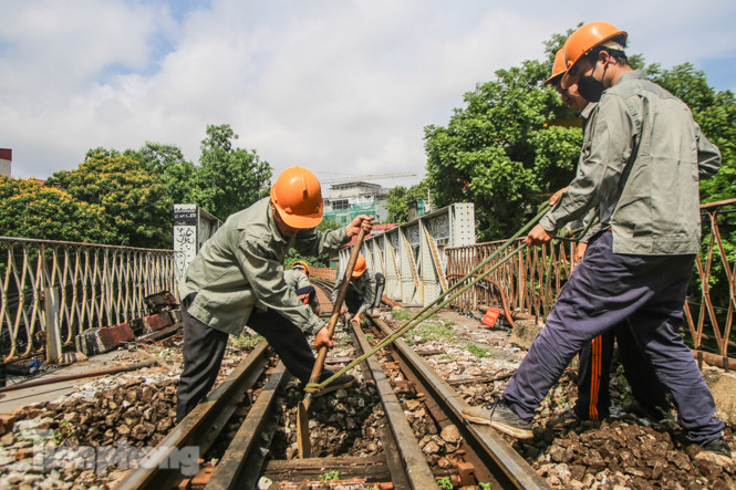 Bắt đầu đục thông tiếp 5 vòm cầu đá ‘trăm tuổi’ trên phố Phùng Hưng ảnh 2