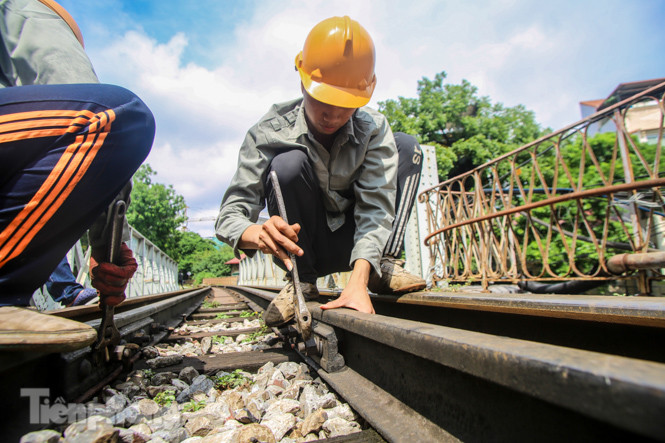 Bắt đầu đục thông tiếp 5 vòm cầu đá ‘trăm tuổi’ trên phố Phùng Hưng ảnh 5