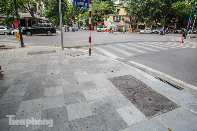 Vỉa hè các tuyến phố vùng 'lõi' Thủ đô thay đổi ra sao sau lát đá tự nhiên? ảnh 4