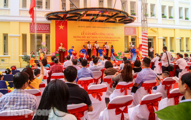 Gắn biển công trình tiểu học, vườn hoa hiện đại bậc nhất Thủ đô ảnh 1