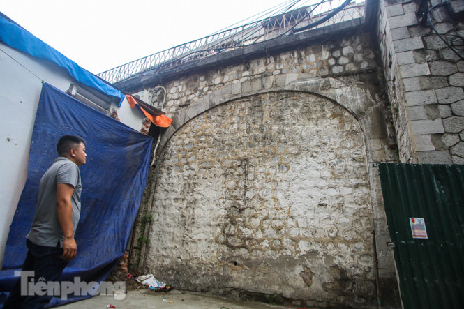 Bắt đầu đục thông tiếp 5 vòm cầu đá ‘trăm tuổi’ trên phố Phùng Hưng ảnh 13