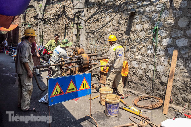 Bắt đầu đục thông tiếp 5 vòm cầu đá ‘trăm tuổi’ trên phố Phùng Hưng ảnh 14