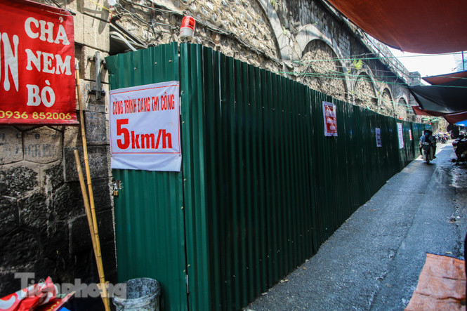 Bắt đầu đục thông tiếp 5 vòm cầu đá ‘trăm tuổi’ trên phố Phùng Hưng ảnh 12