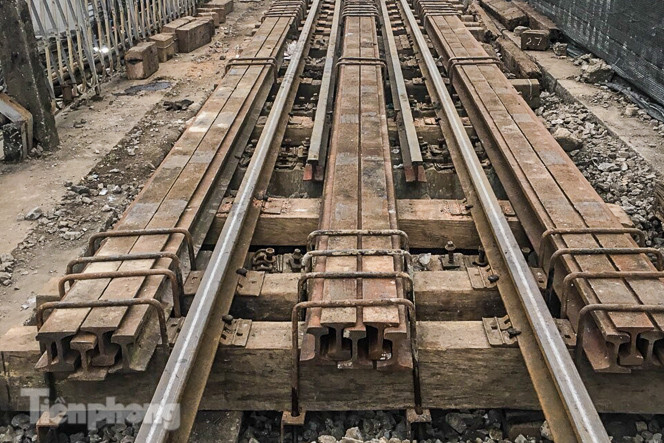 Bắt đầu đục thông tiếp 5 vòm cầu đá ‘trăm tuổi’ trên phố Phùng Hưng ảnh 11