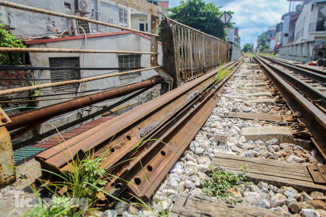 Bắt đầu đục thông tiếp 5 vòm cầu đá ‘trăm tuổi’ trên phố Phùng Hưng ảnh 10