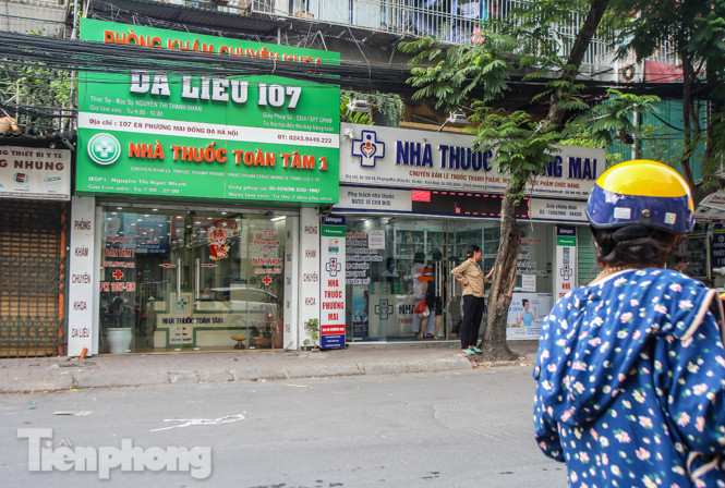 Phố thuốc lớn nhất Hà Nội thưa vắng trước 'lệnh' đeo khẩu trang nơi công cộng ảnh 3