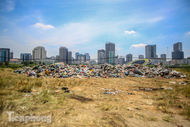 Rác ùn ứ, chất cao như ‘núi' ở trung tâm Thủ đô ảnh 11