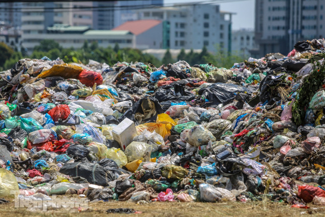 Rác ùn ứ, chất cao như ‘núi' ở trung tâm Thủ đô ảnh 15