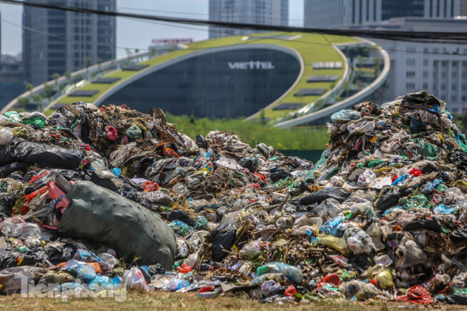 Rác ùn ứ, chất cao như ‘núi' ở trung tâm Thủ đô ảnh 13